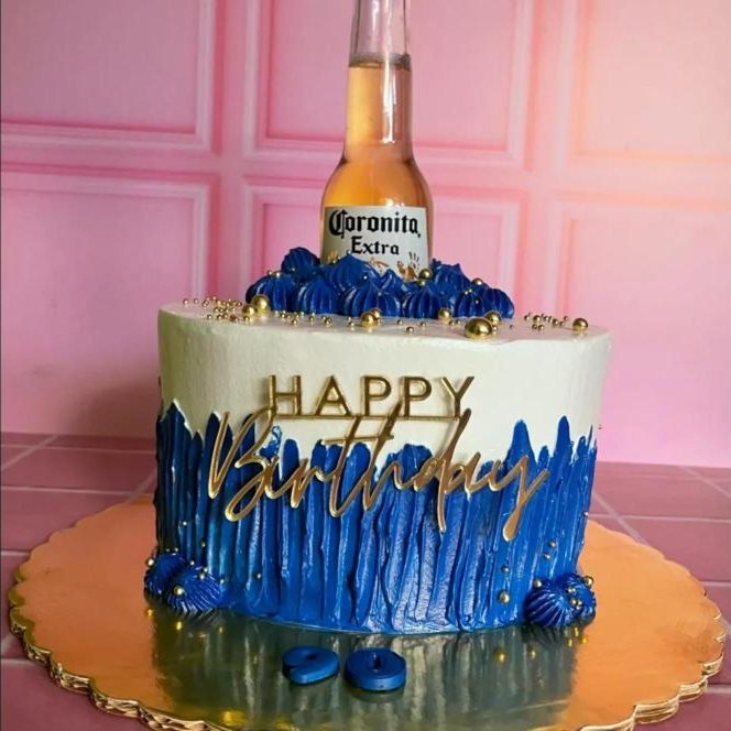 Pastel de cumpleaños con botella de cerveza decorativa